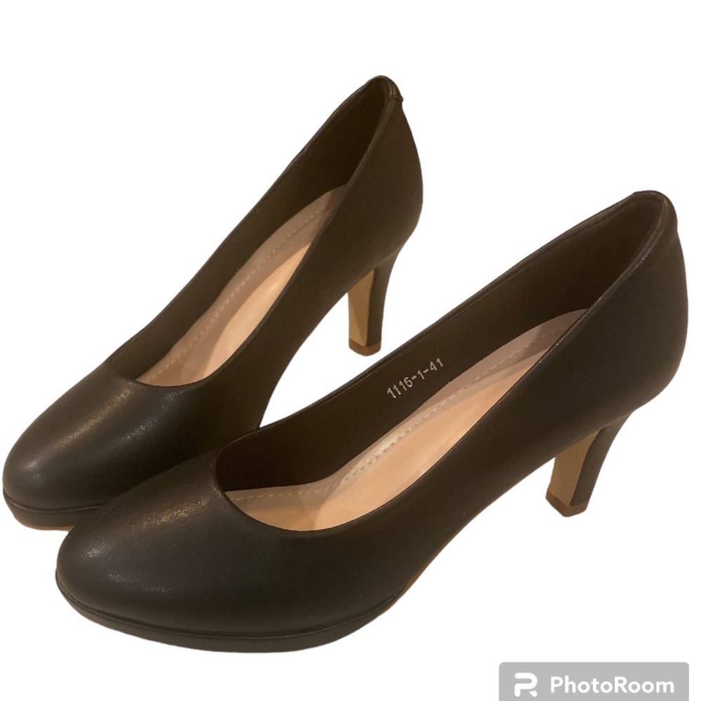 Perfect plain black pumps 3 inch heel 9.5 NEW